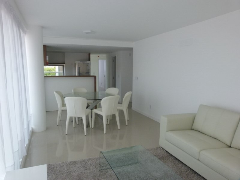 Departamento venta y alquiler en Edificio Chronos de Punta del Este, a pasos de la Playa Brava.